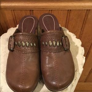 BearTraps brown mules